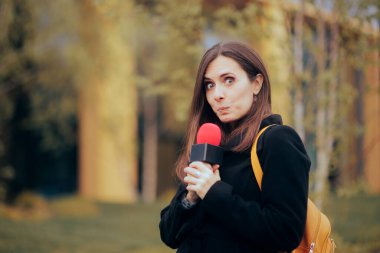 Komik Utangaç Gazeteci Canlı Yayın 'da Mikrofon Tutuyor