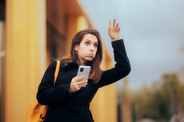 Mujer Estresada Sosteniendo Smartphone Agitando Una Cabina — Foto de Stock