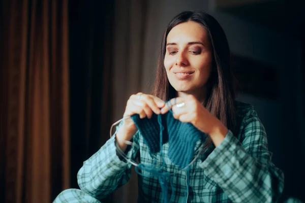 Mujer Feliz Tejiendo Suéter Dormitorio Casa —  Fotos de Stock