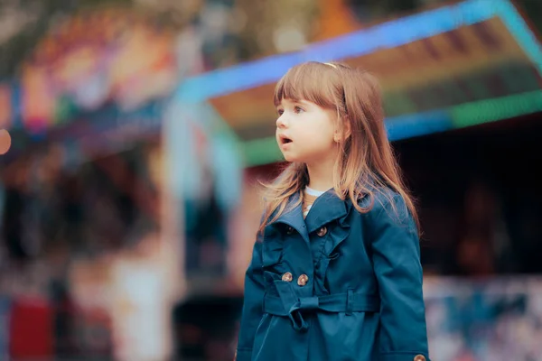 Felice Bambina Indossa Cappotto Trench Nella Stagione Primaverile — Foto Stock