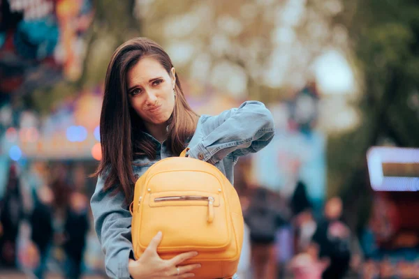 Lustige Frau Schaut Durch Ihren Unordentlichen Rucksack — Stockfoto