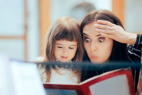 Förvånad Mamma Och Lycklig Dotter Läser Bok Tillsammans — Stockfoto