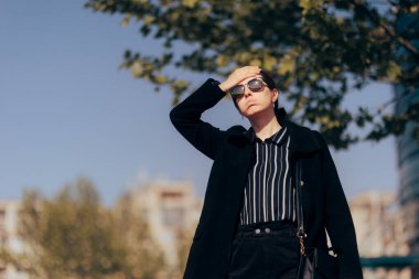 Unutkan iş kadını kendini yorgun ve umutsuz hissediyor.