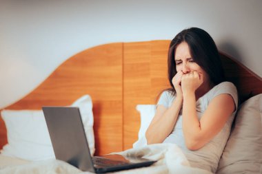 Mutsuz kadın evdeki dizüstü bilgisayarının başında ağlıyor.