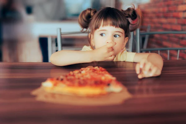 Gadis Toddler Kecil Makan Sepotong Pizza Restoran — Stok Foto