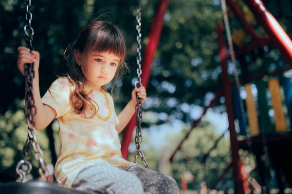 Üzgün Küçük Kız Oyun Bahçesinde Tek Başına Oynuyor — Stok fotoğraf