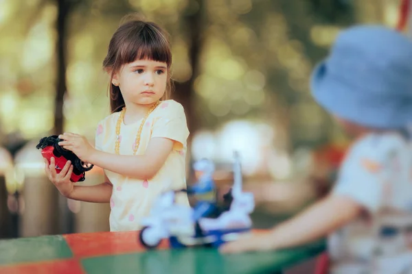 Anak Toddler Keras Kepala Menolak Untuk Berbagi Mainan Dengan Kakaknya — Stok Foto