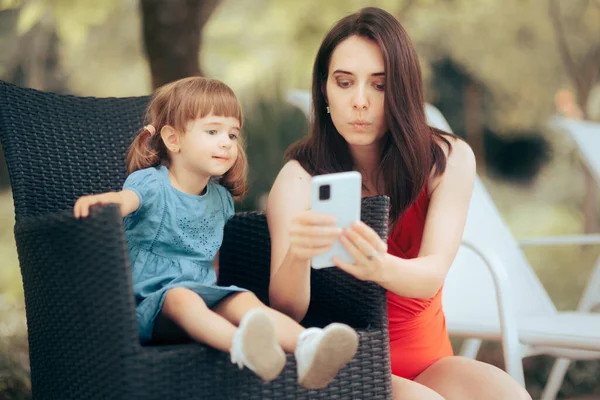 Madre Distrayendo Hijo Usando Smartphone Durante Las Vacaciones Verano — Foto de Stock