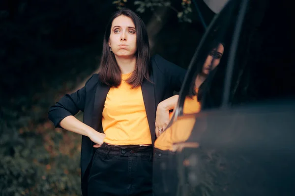 Mulher Estressada Esperando Por Seu Carro Quebrado — Fotografia de Stock