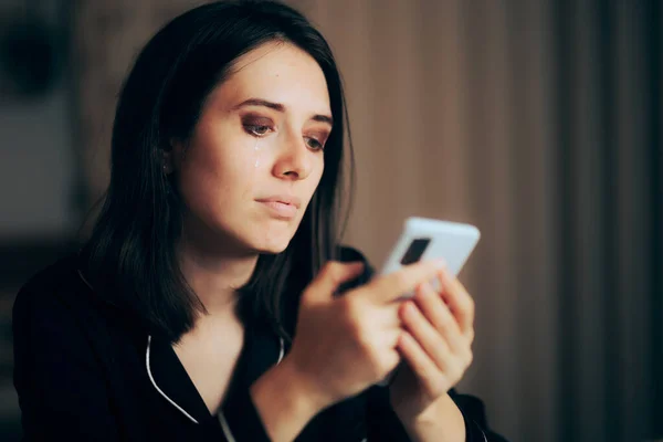 Mujer Llorando Leyendo Triste Mensaje Texto Teléfono — Foto de Stock