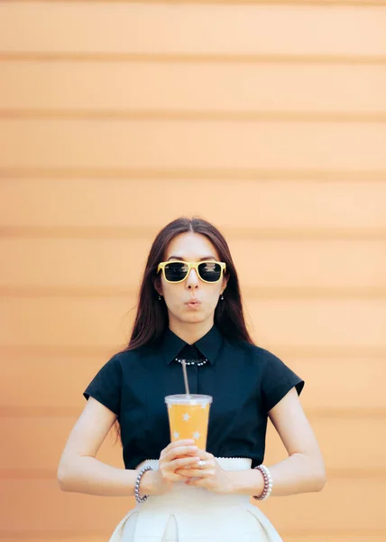 Grappig Modieuze Vrouw Draagt Een Zonnebril Drinken Sap — Stockfoto