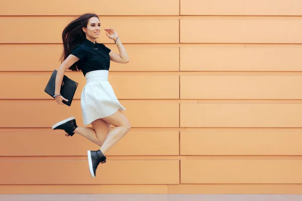 Šťastná Veselá Podnikatelka Jumping Drží Portfolio Případ — Stock fotografie