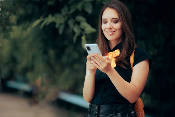 Happy Businesswoman Čtení Textové Zprávy Venku — Stock fotografie