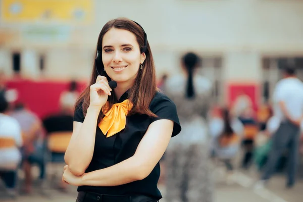 Event Coordinator Dragen Van Handen Gratis Microfoon Het Organiseren Van — Stockfoto