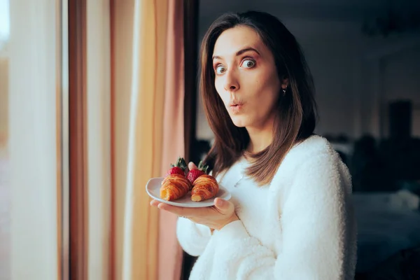 Happy Woman Having Croissants Jahody Breakfast — Stock fotografie