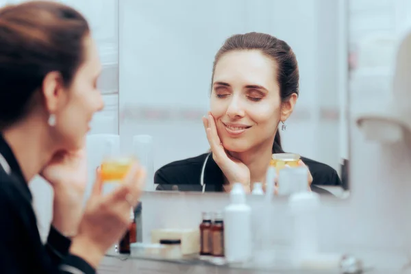 Vrouw Met Behulp Van Face Serum Tijdens Nacht Skin Routine — Stockfoto