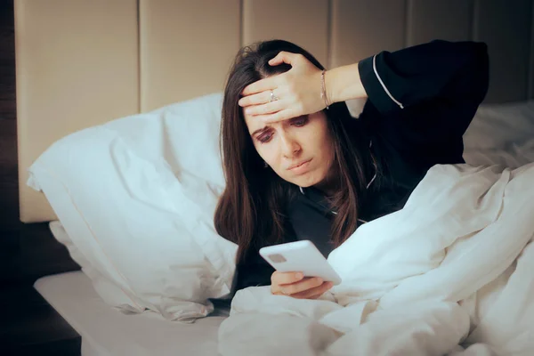Αγχωμένη Γυναίκα Ελέγχει Τηλέφωνό Της Στο Κρεβάτι Κατά Διάρκεια Της — Φωτογραφία Αρχείου