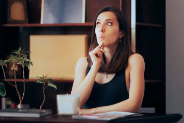 Bilmece Gibi Düşünen Komik Resepsiyonist. Kaygılı resepsiyonist kız idari bir meseleyi merak ediyor.