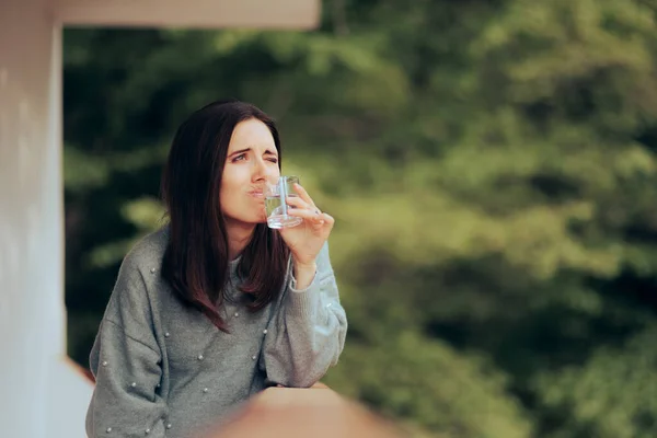 有趣的女人不喜欢水的质量和气味 喝了一杯受污染自来水的厌恶者 — 图库照片
