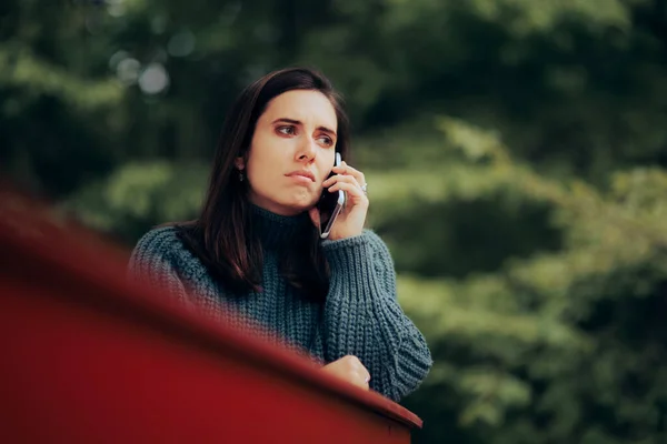 Mulher Infeliz Falando Telefone Chorando — Fotografia de Stock