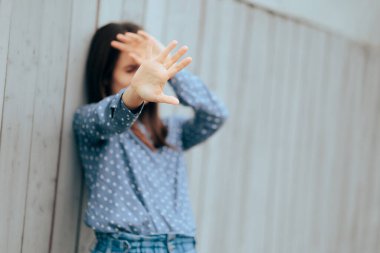 Savunma mağduru yüzünü örterek kimliğini koruyor.