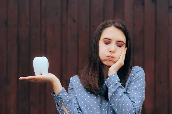 Mujer Infeliz Sufriendo Dolor Muelas Sosteniendo Molar —  Fotos de Stock