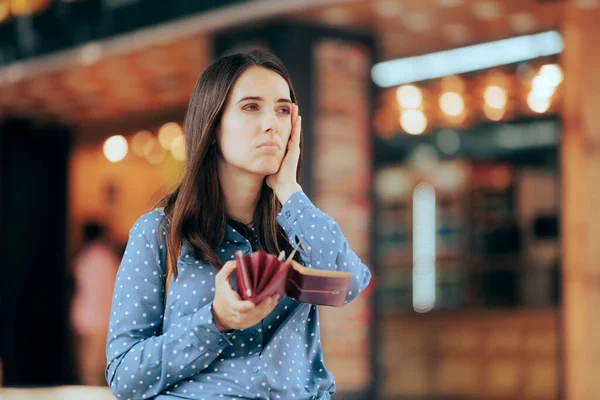 Gebrochene Frau Sucht Ihrem Geldbeutel Nach Münzen — Stockfoto