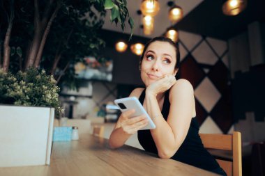 Sinirli Kadın Restoranda Randevusunu Bekliyor 