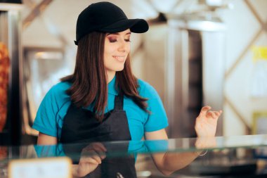 Fast Food Tezgâhtarı Tezgahın Arkasından Gülümsüyor 