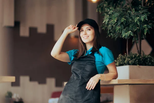 Unbekümmerter Restaurantmitarbeiter Entspannt Und Lächelt — Stockfoto