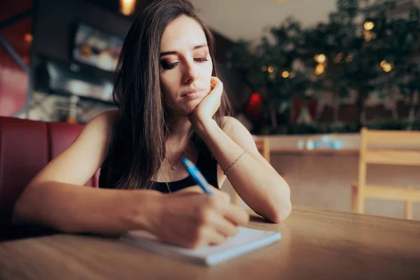 Femme Dans Restaurant Écrivant Une Note Main — Photo