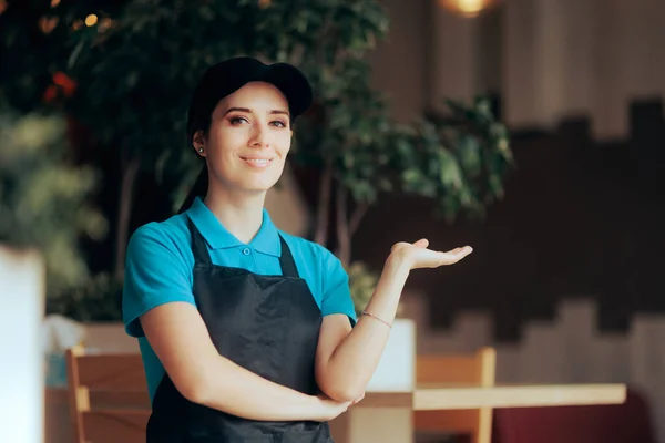 Glücklicher Fast Food Manager Der Kunden Einlädt Und Lächelt — Stockfoto