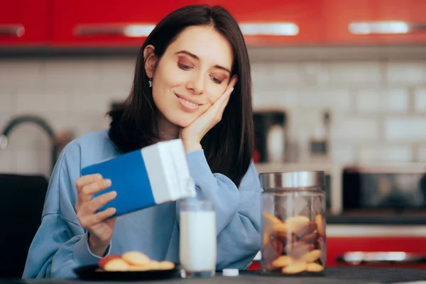 Mujer Vertiendo Leche Una Caja Cartón Para Desayuno — Foto de Stock