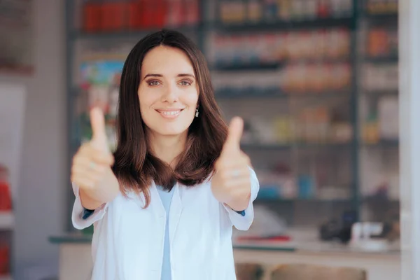 Szczęśliwy Farmaceuta Kobieta Trzymając Kciuki Górę Powitanie Klientów — Zdjęcie stockowe