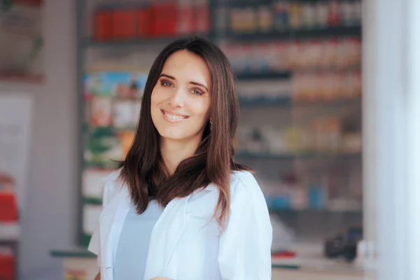 Mujer Farmacéutica Sonriente Feliz Pie Dando Bienvenida Los Clientes — Foto de Stock