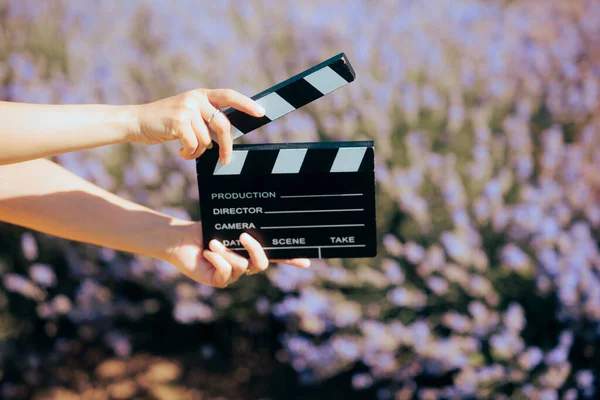 Hand Holding Een Film Slate Voorkant Van Een Lavendelveld — Stockfoto