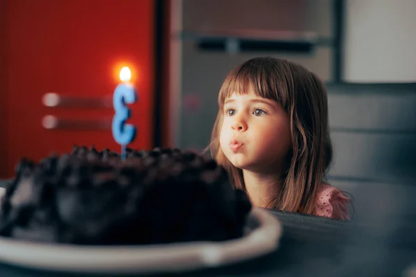 Gadis Tua Tiga Tahun Meniup Lilin Kue Ulang Tahunnya — Stok Foto