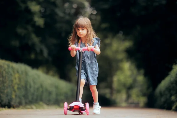 Şirin Küçük Kız Scooter Inı Dışarıda Gezdiriyor — Stok fotoğraf