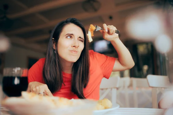 Exigent Woman Analyzing Food Course Restaurant — Stockfoto