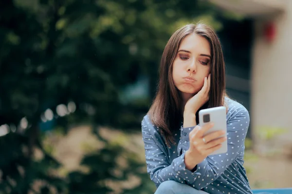 Mujer Decepcionada Sentada Banco Revisando Teléfono —  Fotos de Stock