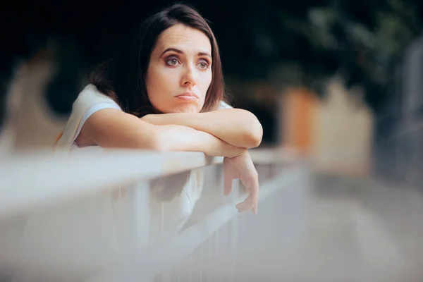 Üzgün Sıkıcı Kadın Bekliyor Yalnız Bunalımda — Stok fotoğraf