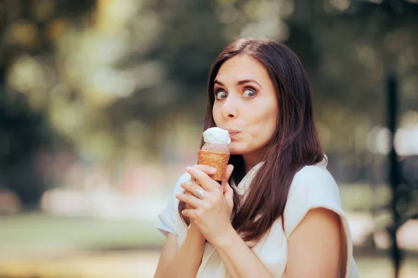 Mujer Divertida Comiendo Helado Aire Libre Vacaciones Verano — Foto de Stock