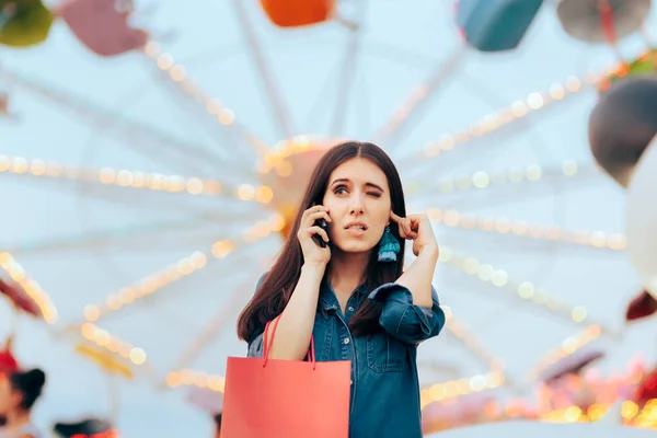Vrouw Probeert Haar Telefoon Nemen Een Luidruchtig Pretpark — Stockfoto