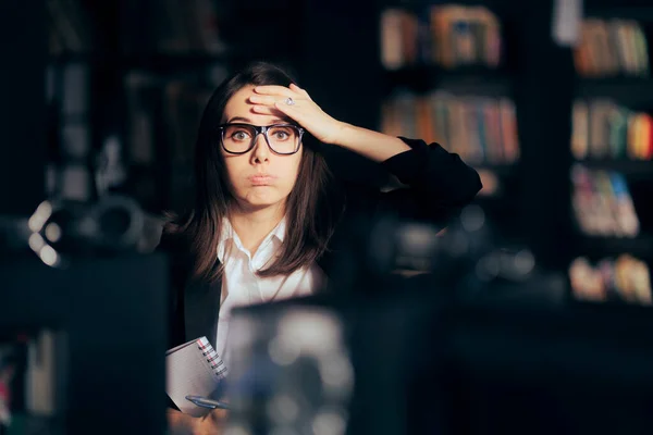 Donna Stressata Scrivere Una Lista Pianificare — Foto Stock