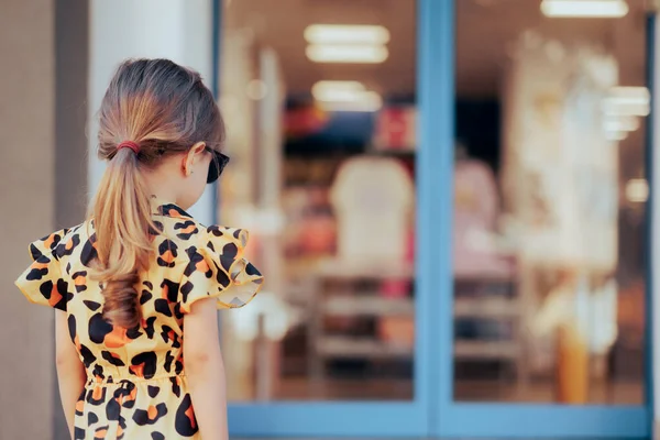 Pequeño Niño Moda Punto Entrar Una Tienda —  Fotos de Stock