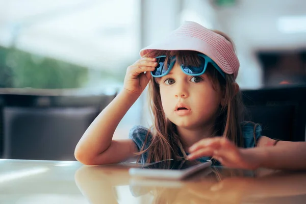 Ragazza Divertente Togliersi Gli Occhiali Sole Controllare Telefono Cellulare — Foto Stock