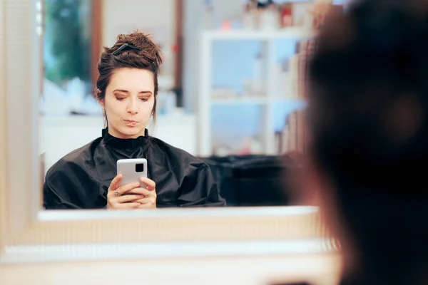 Mulher Engraçada Falando Uma Selfie Espelho Salão Cabeleireiro — Fotografia de Stock