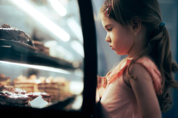 Little Girl Checking Desserts Showcase Window Confectionery Shop — Foto de Stock