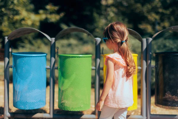 Little Girl Learning Use Recycle Bins Garbage Disposal — Stockfoto
