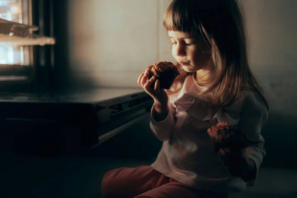 Adorable Little Toddler Girl Having Freshly Baked Cupcake — Foto Stock